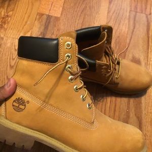 CLASSIC WHEAT TIMBERLANDS (butters) size 9 men’s